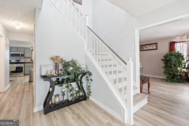a view of entryway livingroom and furniture