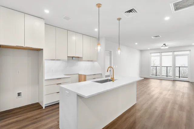 $1,500,000 | 125 Cambrian Way, Unit 605, Burlington, VT 05401