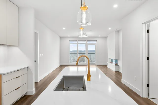 $1,500,000 | 125 Cambrian Way, Unit 605, Burlington, VT 05401