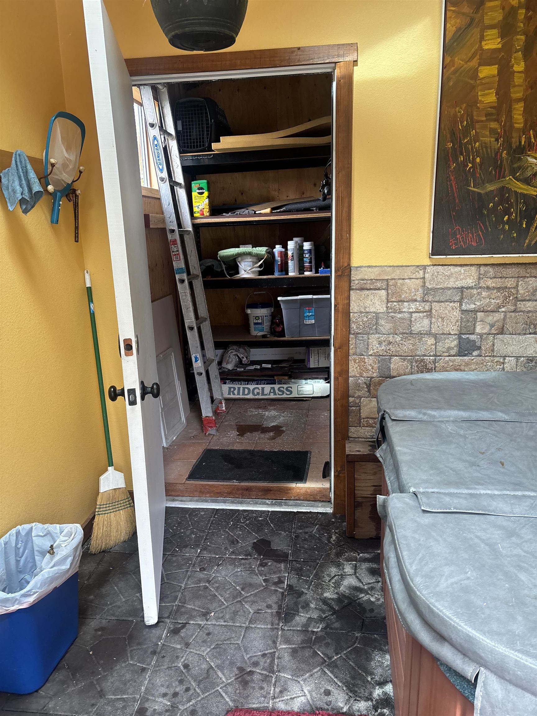 129 Sunny Slopes Road Mammoth Lakes, CA 93546 - Photo 8 of 16 Detailed view of wainscoting and a textured wall