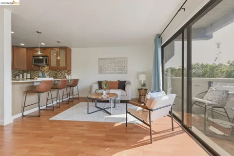 $330,000 | 5 Embarcadero West, Unit 126, Oakland, CA 94607