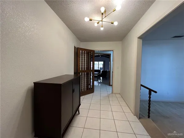 a view of entryway with a workspace