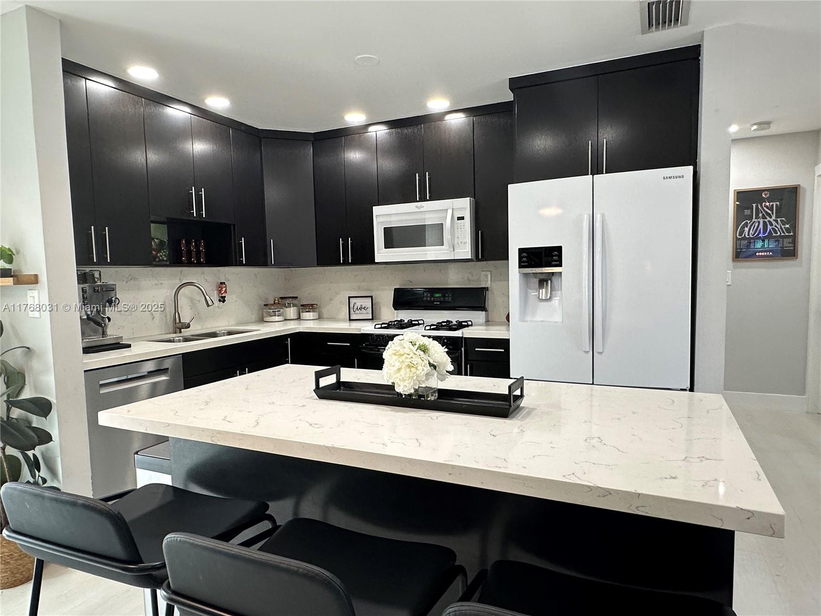 2001 North 31st Road Hollywood, FL 33021 - Photo 11 of 75 Quartz Counters & Backsplash