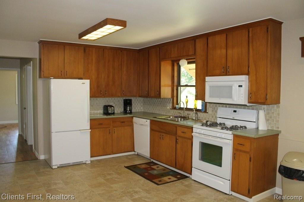 5261 North Fowlerville Road Fowlerville, MI 48836 - Photo 3 of 9 Kitchen #1.JPG