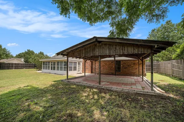 a view of a house with backyard and porch