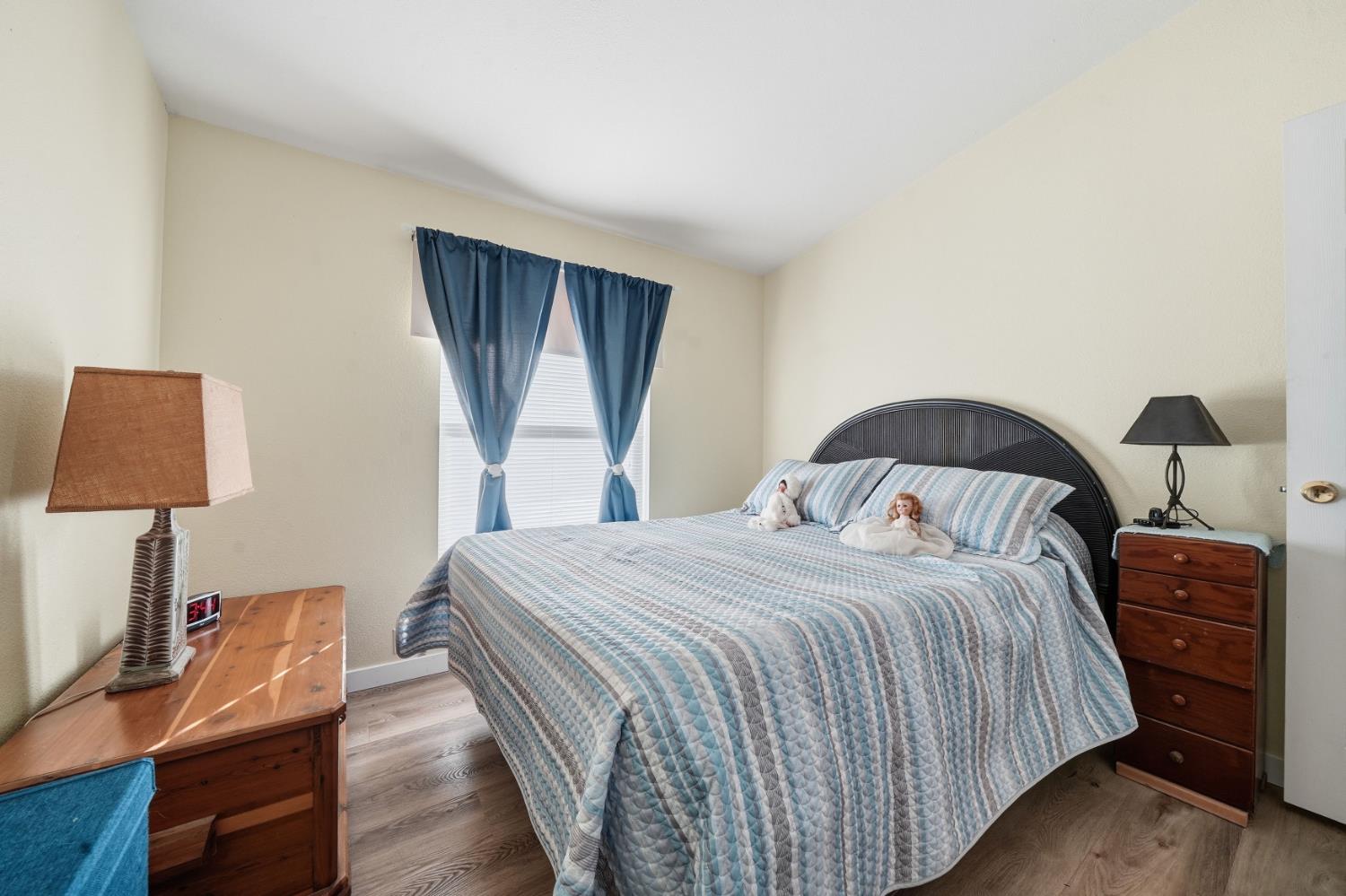 1400 West Marlette Street, Unit 33 Ione, CA 95640 - Photo 24 of 33 a bedroom with a bed and a lamp