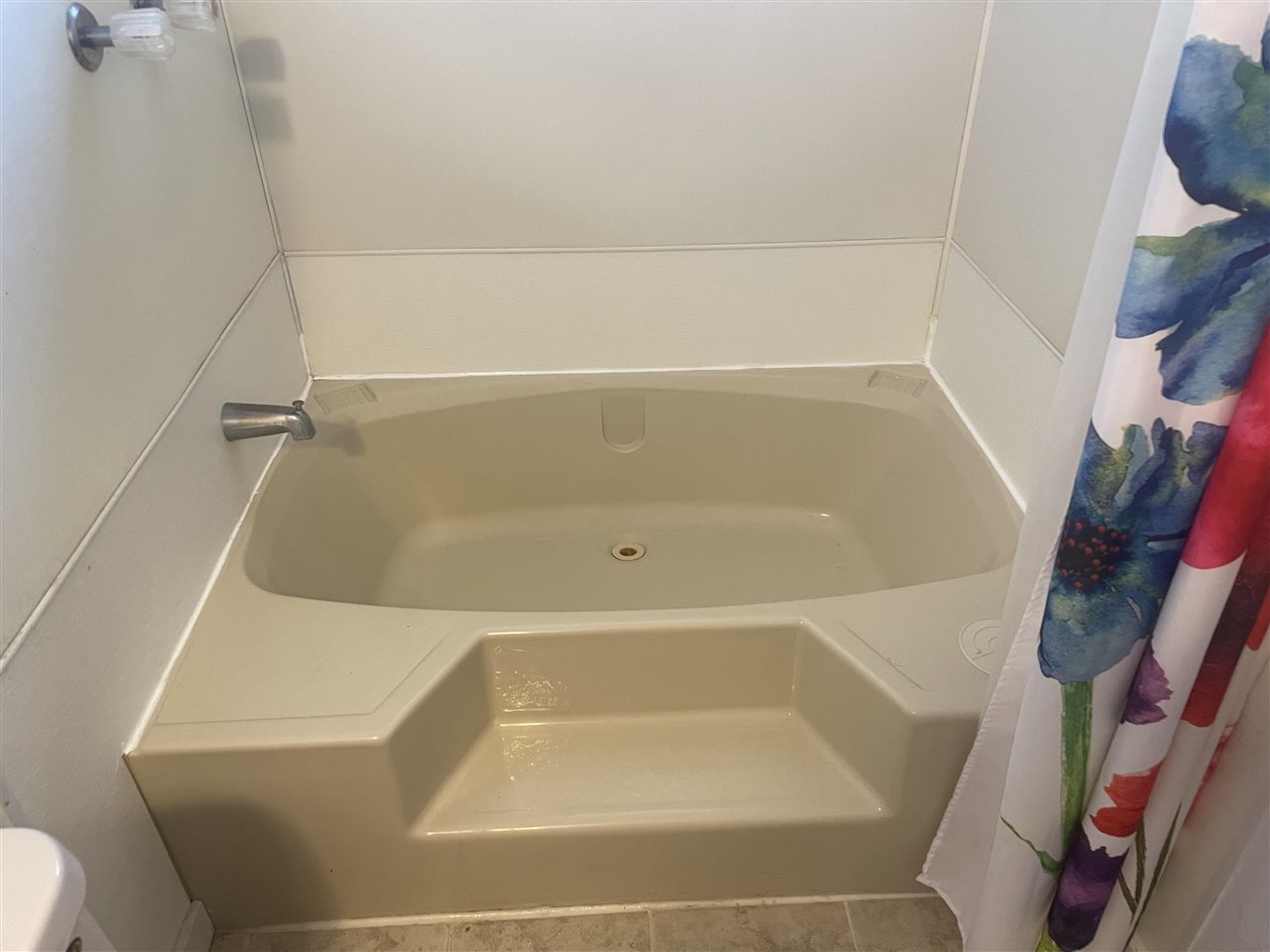 3268 E Road, Unit 43 Clifton, CO 81520 - Photo 14 of 15 a bathroom with a white bath tub