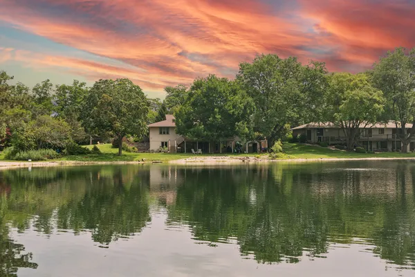 $825,000 | 170 South Ela Road, Barrington, IL 60010