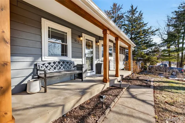 $285,000 | 913 Crestland Drive, Ballwin, MO 63011