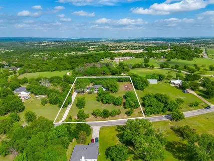 a view of yard with green space