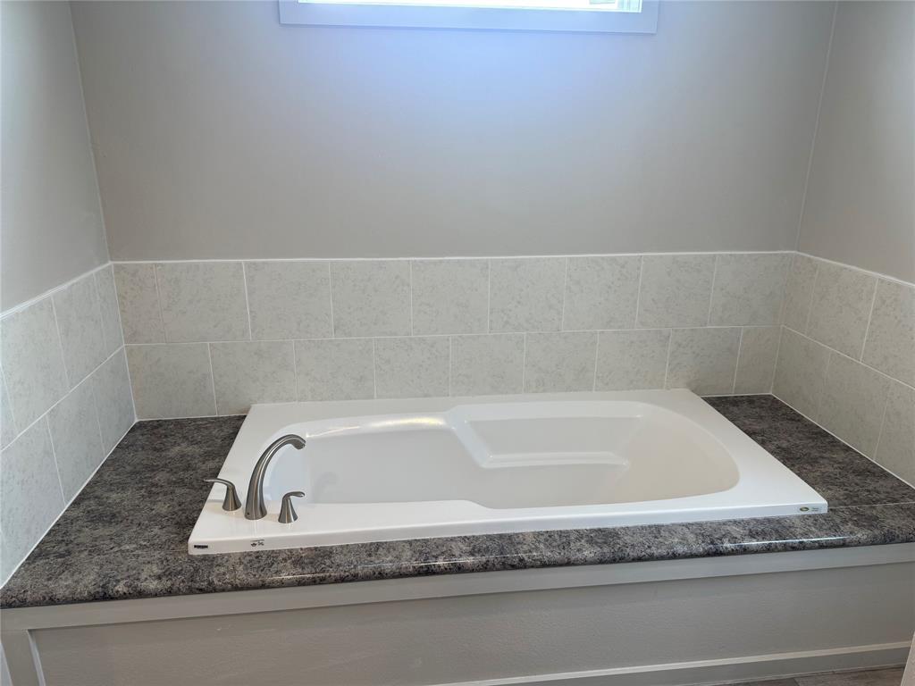358 Reast Road Whitesboro, TX 76273 - Photo 9 of 21 a bathroom with bathtub
