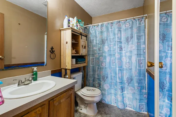 $189,900 | 17471 Lakeshore Road, Weldon, IL 61882