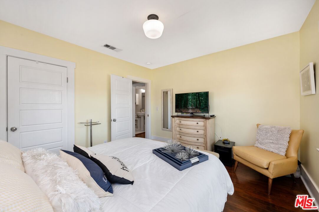 4530 West Washington Boulevard Los Angeles, CA 90016 - Photo 33 of 46 a bedroom with a bed and a couch