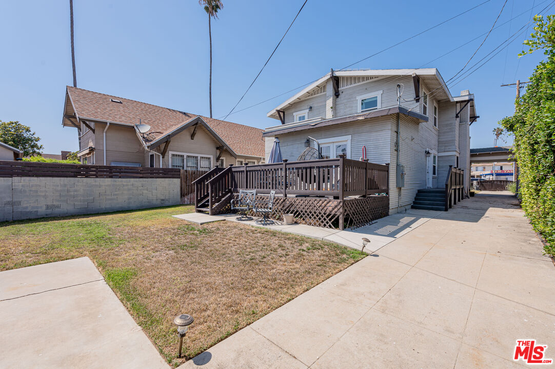 4530 West Washington Boulevard Los Angeles, CA 90016 - Photo 42 of 46 a front view of a house with basket ball court