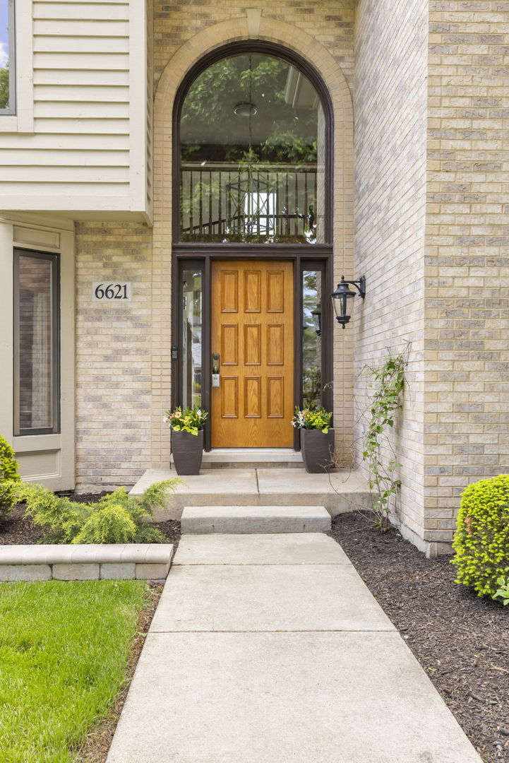 6621 Greene Road Woodridge, IL 60517 - Photo 3 of 42 a front view of a house with a garden