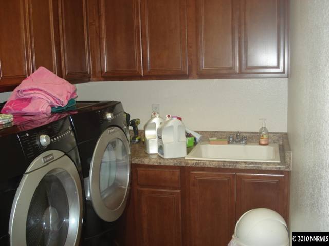 599 Needles Court Reno, NV 89521 - Photo 8 of 13 a bathroom with a sink and toilet