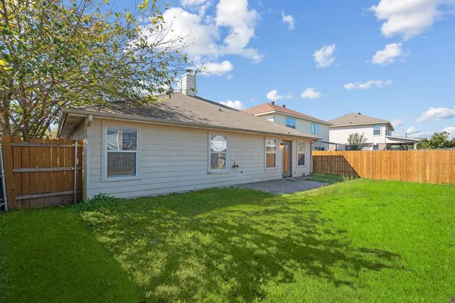 a view of a house with backyard