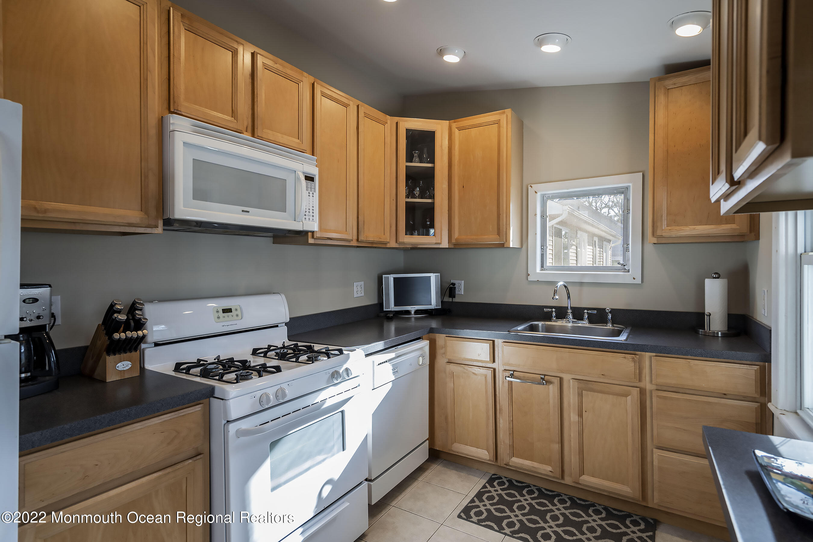 17 Holly Road Brick, NJ 08723 - Photo 11 of 34 Kitchen