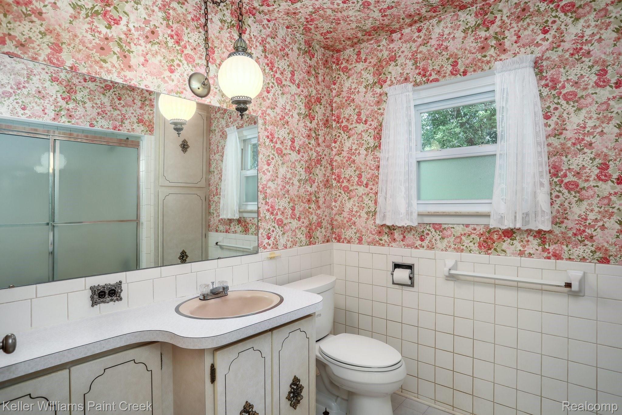3201 Grant Road Rochester, MI 48309 - Photo 8 of 16 Spacious full bath with an ample vanity set-up.