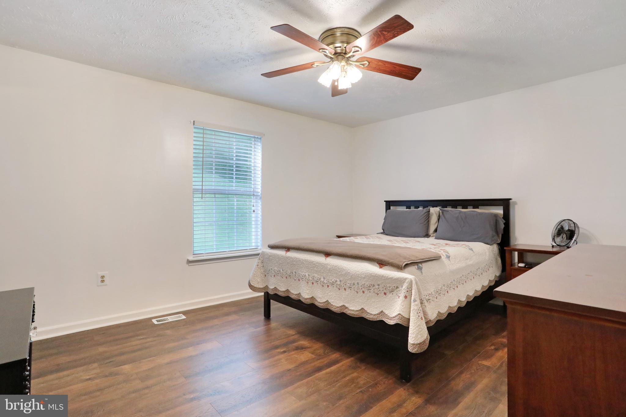 230 Parkside Road Linden, VA 22642 - Photo 20 of 37 Huge Master!
