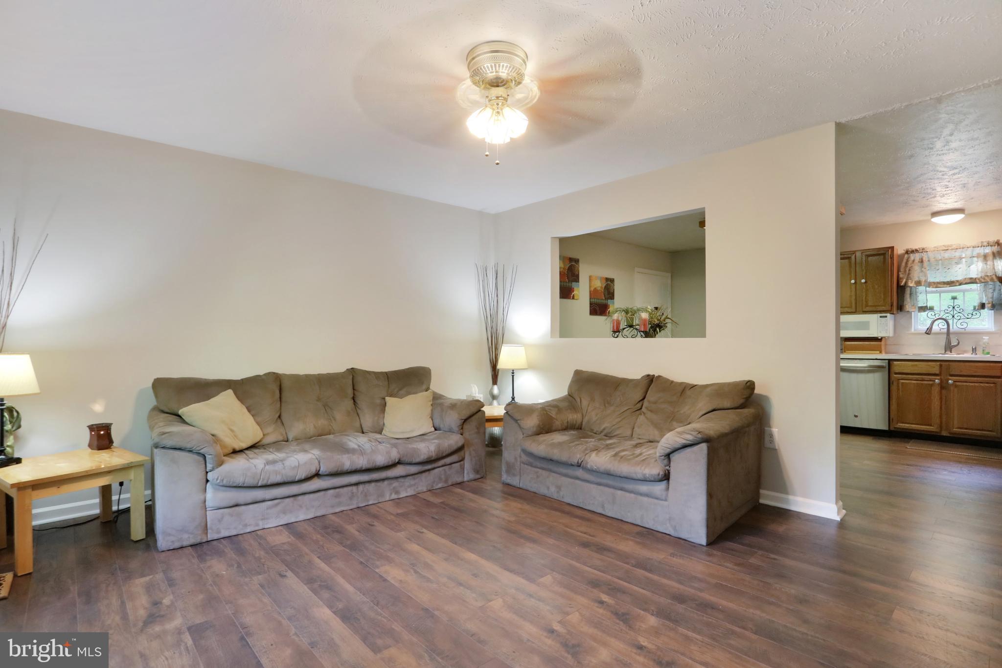 230 Parkside Road Linden, VA 22642 - Photo 5 of 37 Large Living room