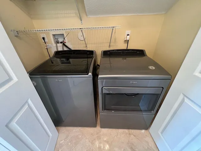 a view of a house with backyard