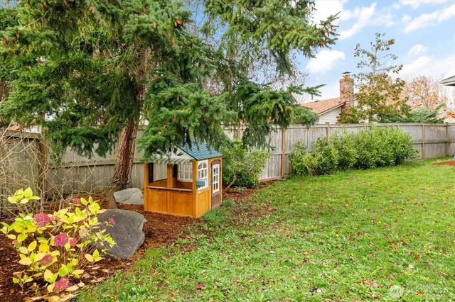 a view of a house with backyard and garden