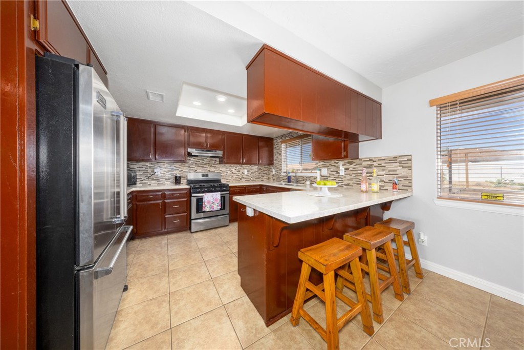 19388 Corwin Road Apple Valley, CA 92307 - Photo 18 of 36 Kitchen breakfast bar