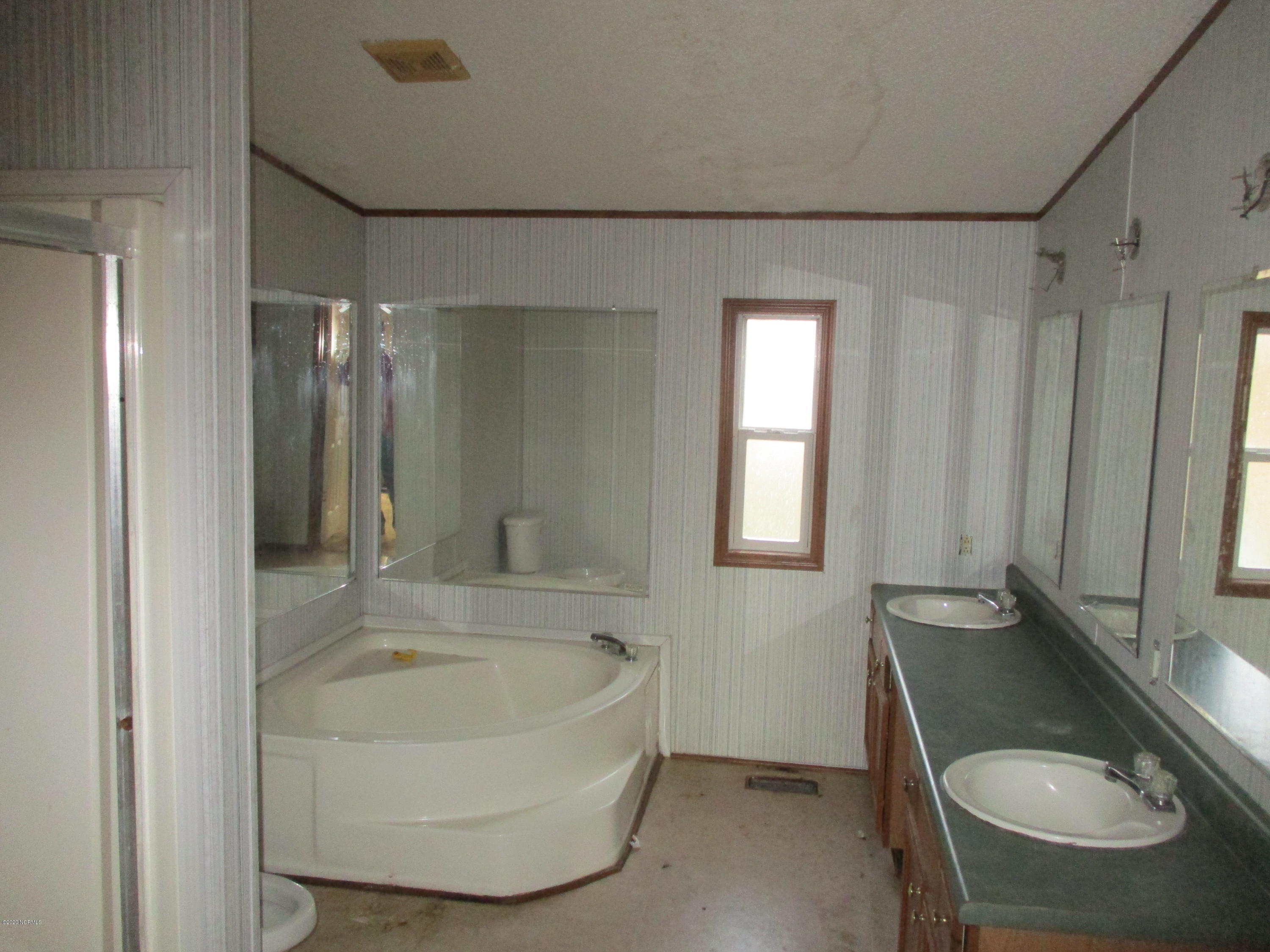 210 Haws Run Road, Unit 41 Jacksonville, NC 28540 - Photo 5 of 18 IMG_3058
