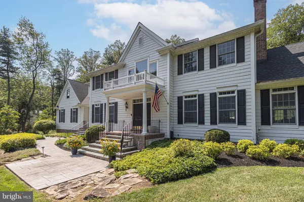 a view of a yard in front of house