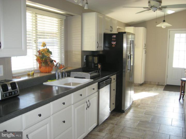 1070 Janvier Road Williamstown, NJ 08094 - Photo 10 of 25 Kitchen