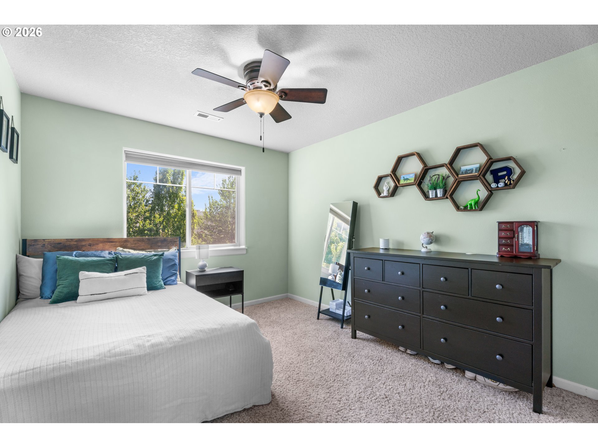 218 Finneys Avenue Molalla, OR 97038 - Photo 20 of 34 a bedroom with a bed and a window