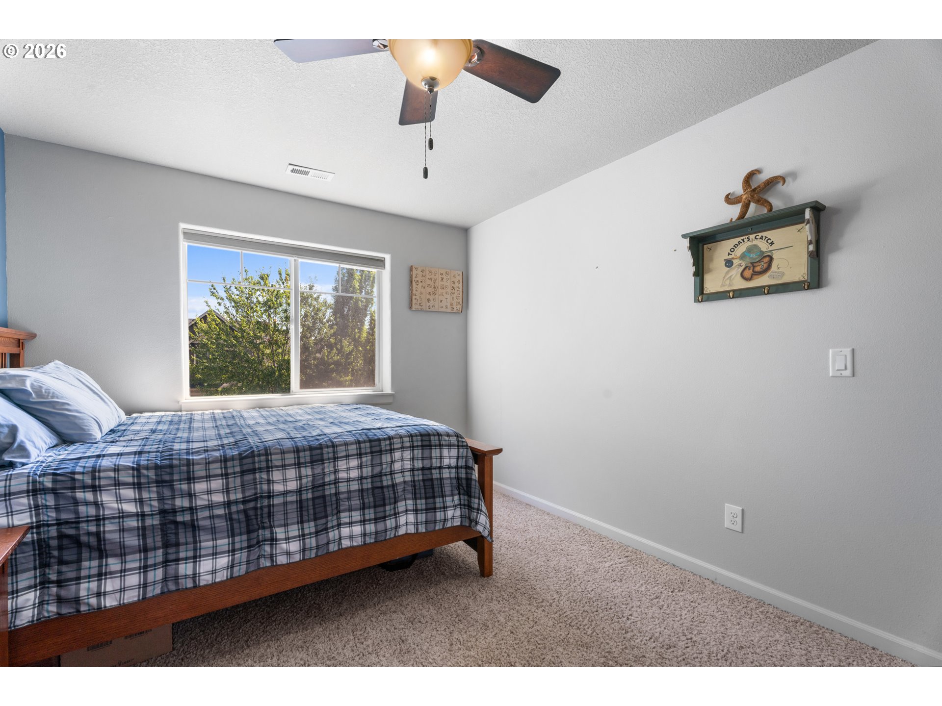 218 Finneys Avenue Molalla, OR 97038 - Photo 23 of 34 a bedroom with a bed and a window