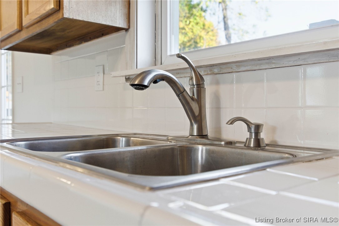 407 Hemlock Road Jeffersonville, IN 47130 - Photo 12 of 38