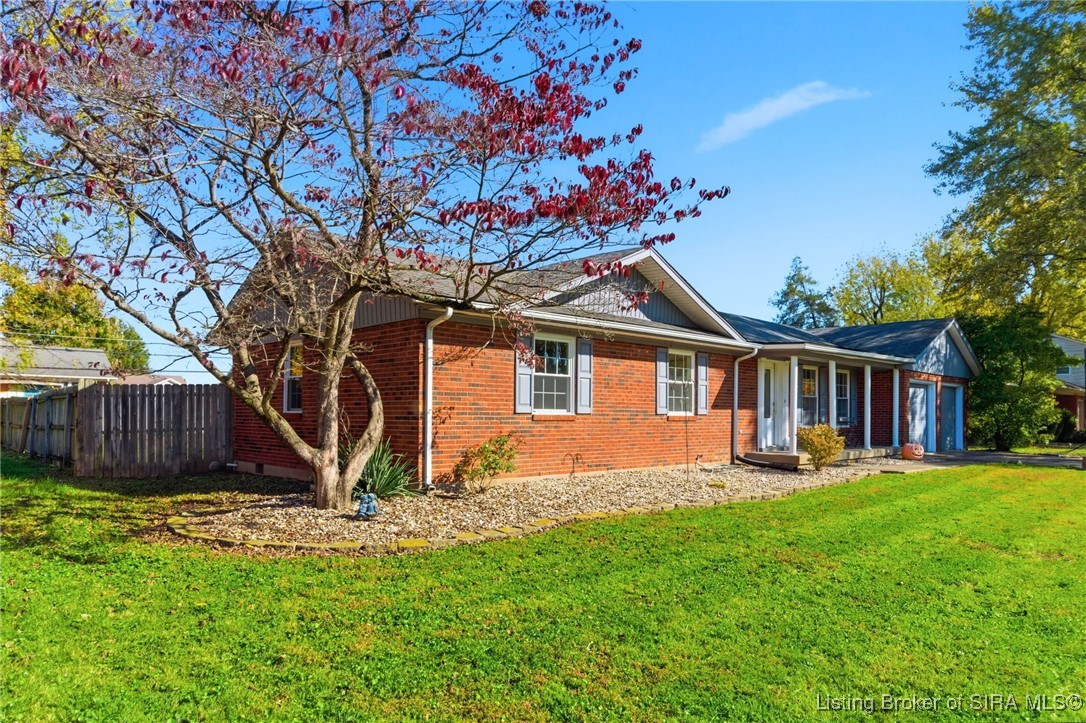 407 Hemlock Road Jeffersonville, IN 47130 - Photo 2 of 38