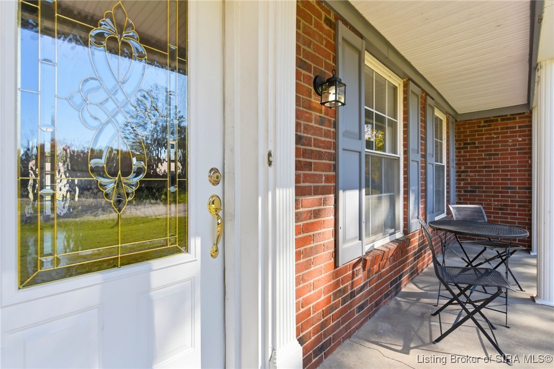 407 Hemlock Road Jeffersonville, IN 47130 - Photo 3 of 38