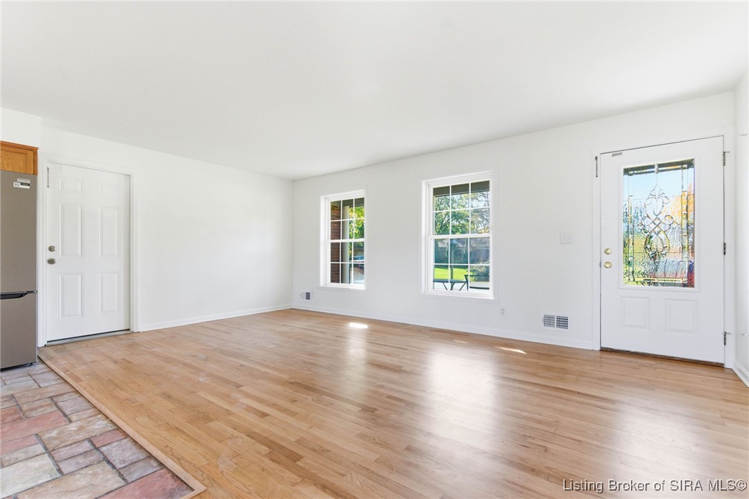 407 Hemlock Road Jeffersonville, IN 47130 - Photo 7 of 38