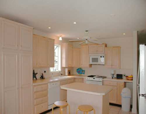 23 Major Arnold Road Narragansett, RI 02882 - Photo 4 of 8 Kitchen.