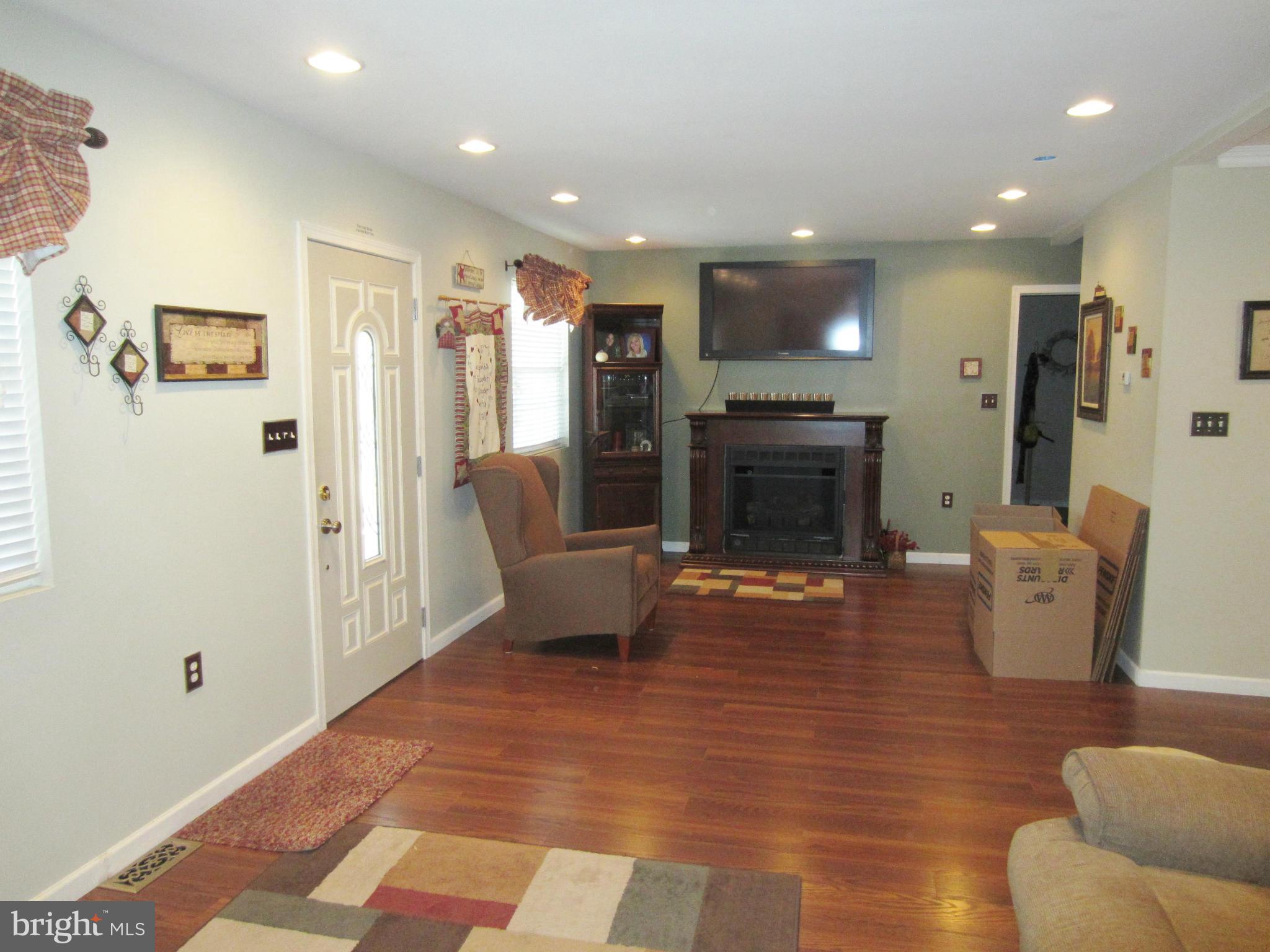 1512 Evergreen Road Severn, MD 21144 - Photo 4 of 27 Living Room