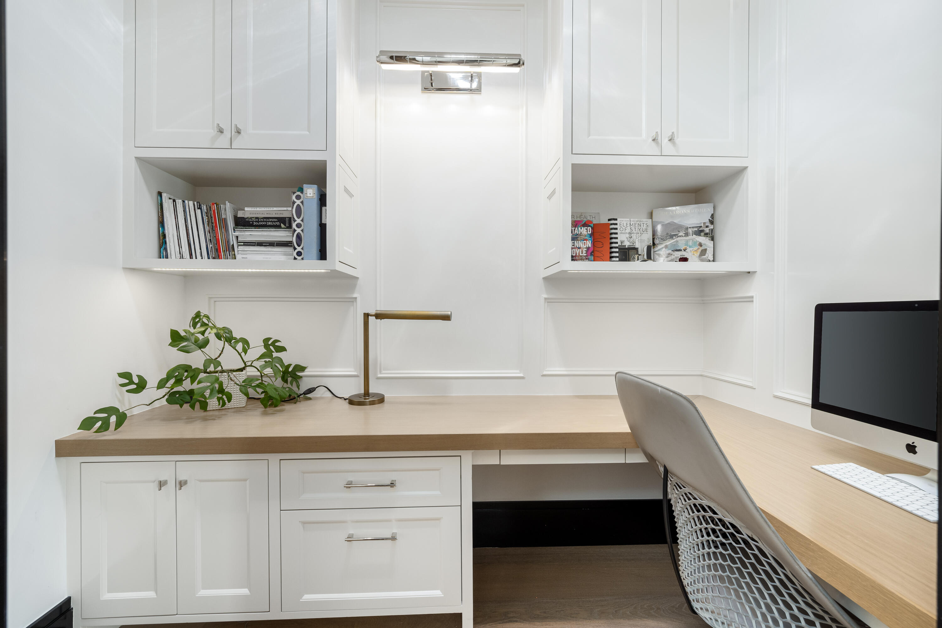 53747 Via Strada La Quinta, CA 92253 - Photo 27 of 59 a hallway with a sink and a potted plant
