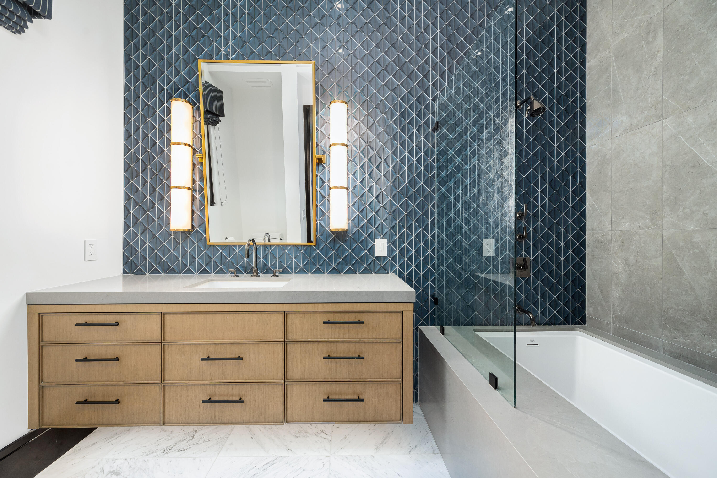 53747 Via Strada La Quinta, CA 92253 - Photo 42 of 59 a bathroom with a bathtub sink and mirror