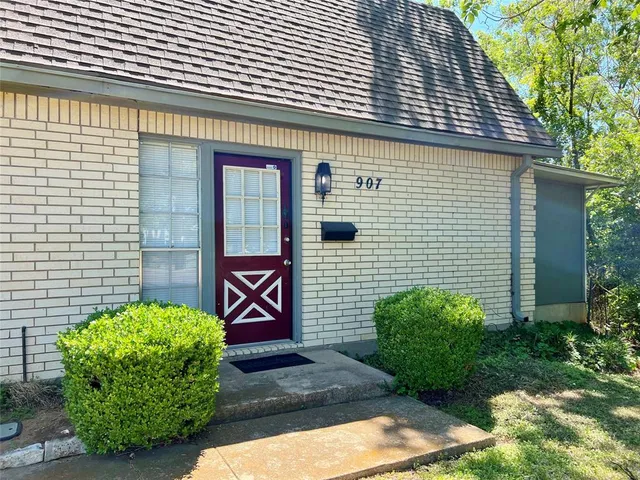 $2,050 | 907 South Bowen Road, Arlington, TX 76013