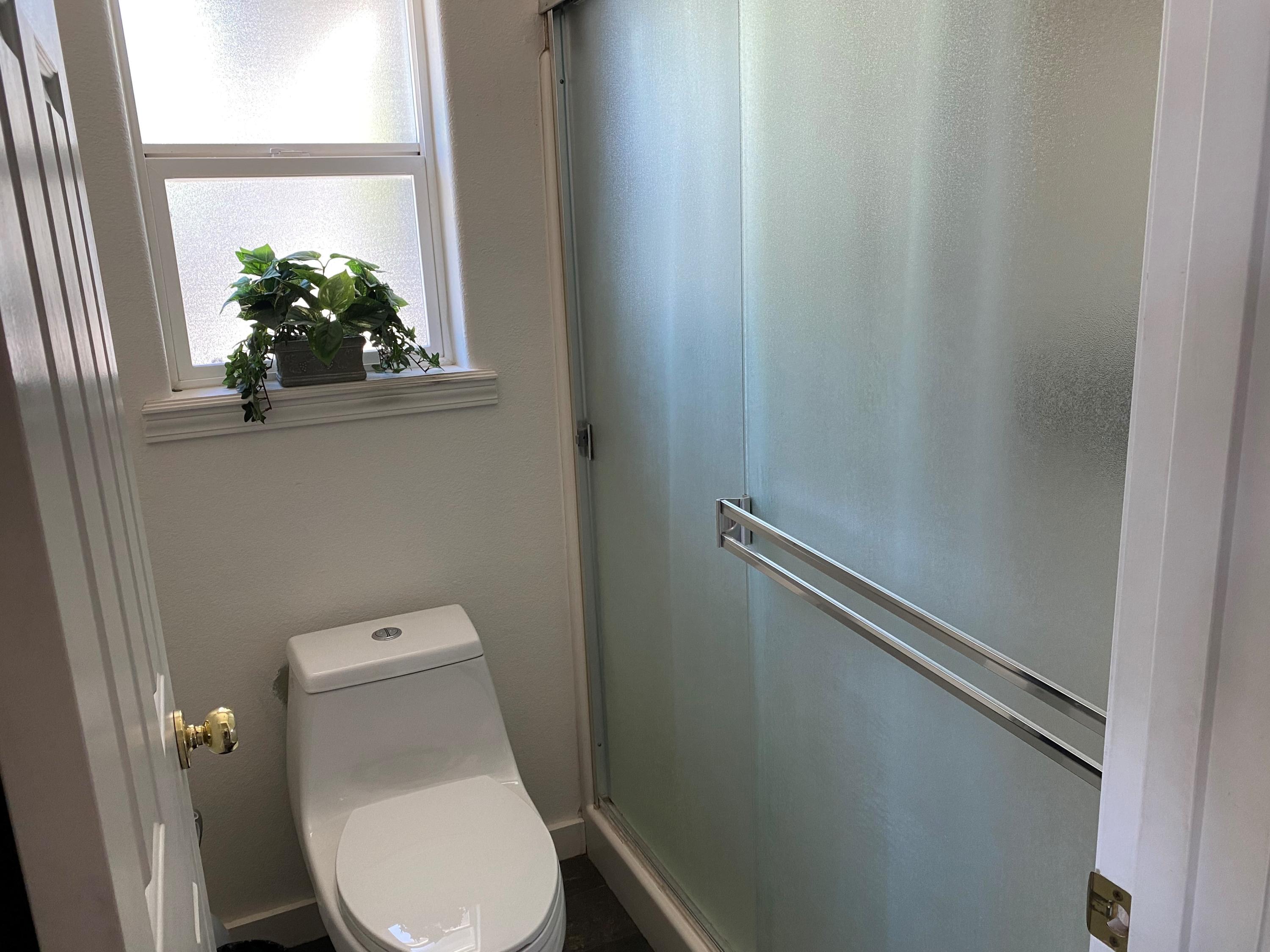 1040 Hopkins Road Central Point, OR 97502 - Photo 14 of 33 Master bathroom 1