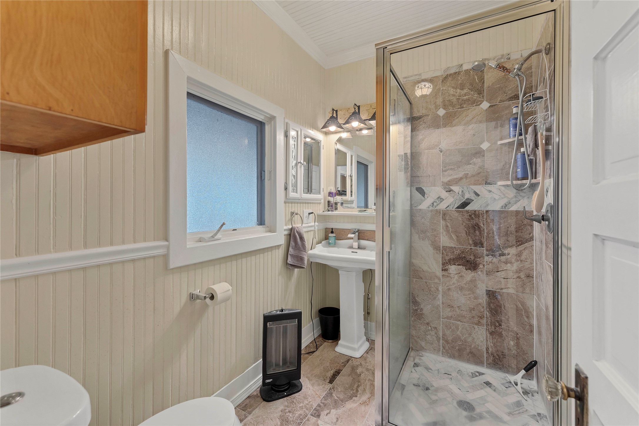 471 County Road 471 Road Thrall, TX 76578 - Photo 10 of 20 a bathroom with a shower toilet and sink