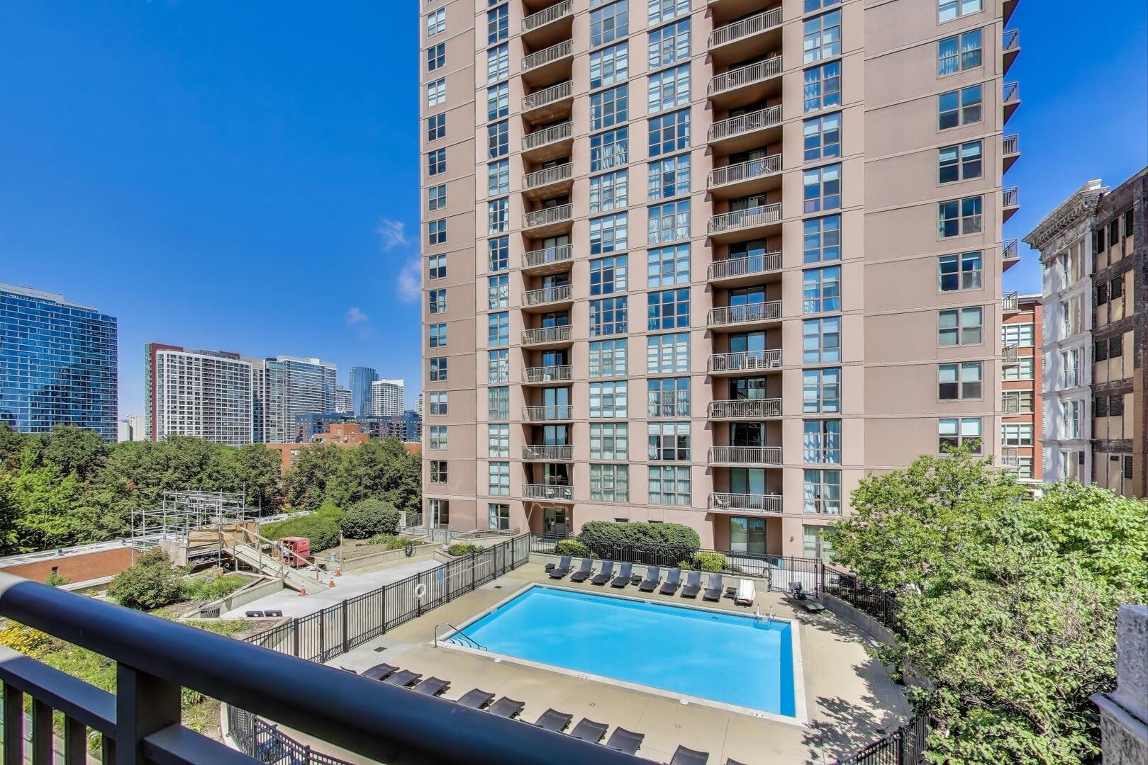 1111 South State Street, Unit A602 Chicago, IL 60605 - Photo 18 of 23 a view of a building from balcony