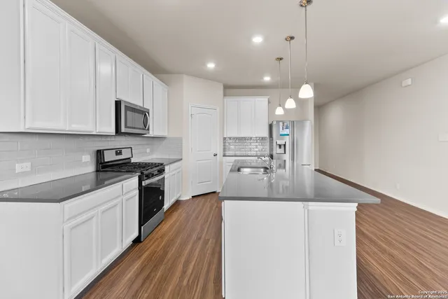 $2,585 | 6822 Titan Park, Converse, TX 78109