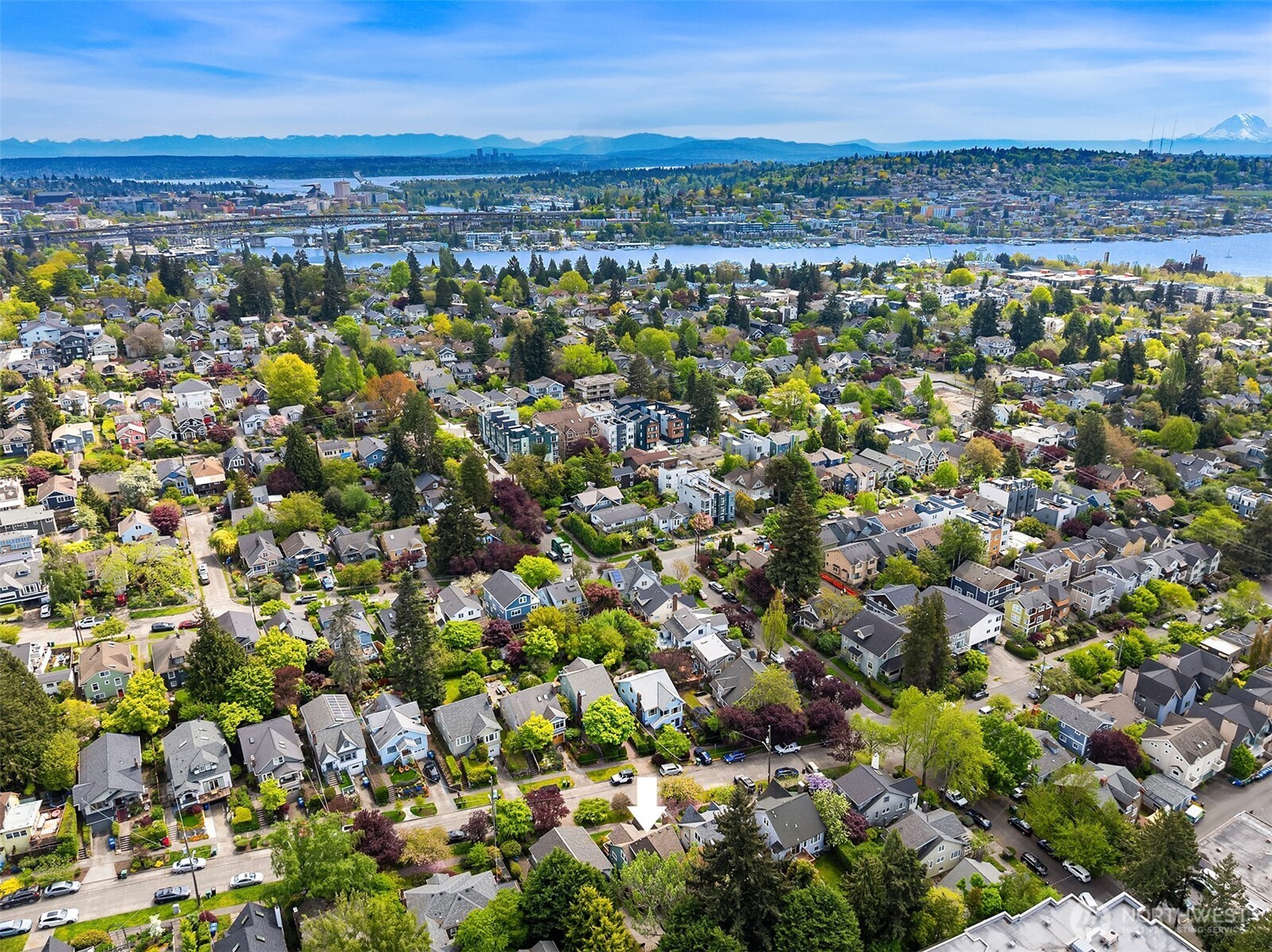 3917 Interlake Avenue North Seattle, WA 98103 - Photo 33 of 36