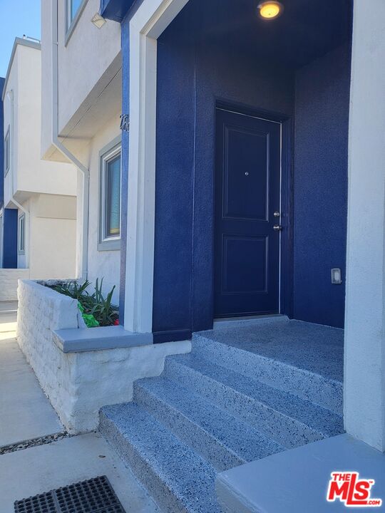 2754 West 12th Street Los Angeles, CA 90006 - Photo 15 of 17 a view of entryway