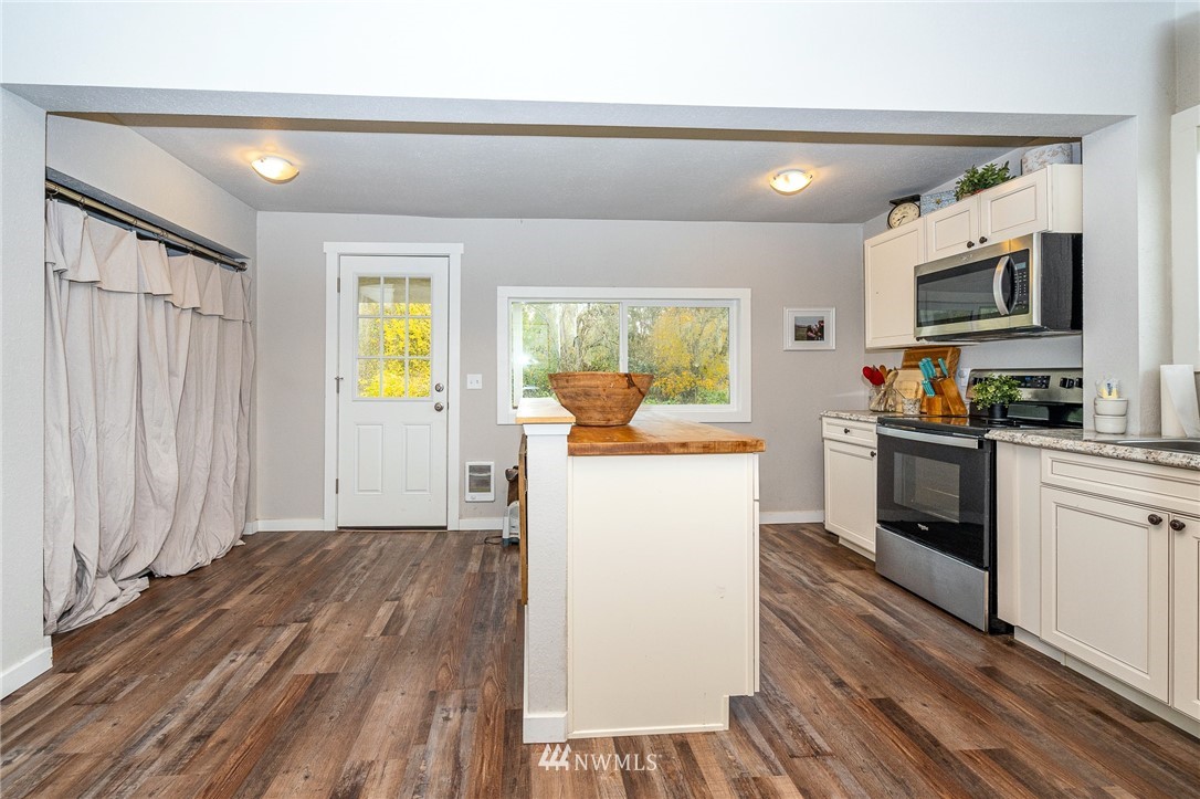 443 Tucker Road Toledo, WA 98591 - Photo 21 of 39 a kitchen with sink a microwave and cabinets