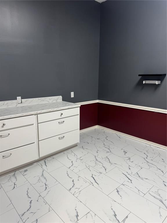 5113 Highway 674 Wimauma, FL 33598 - Photo 9 of 16 a room with a rug